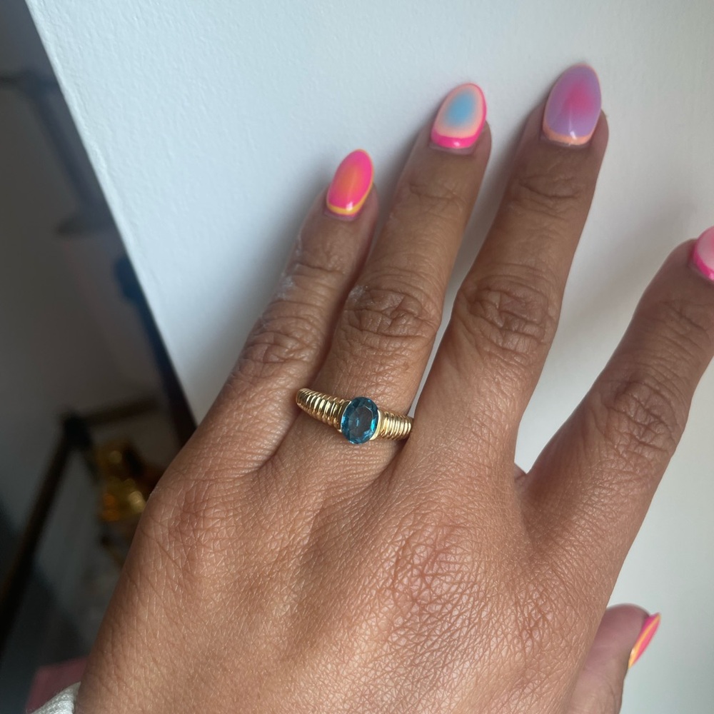18k yellow gold vintage Style ribbed blue topaz ring